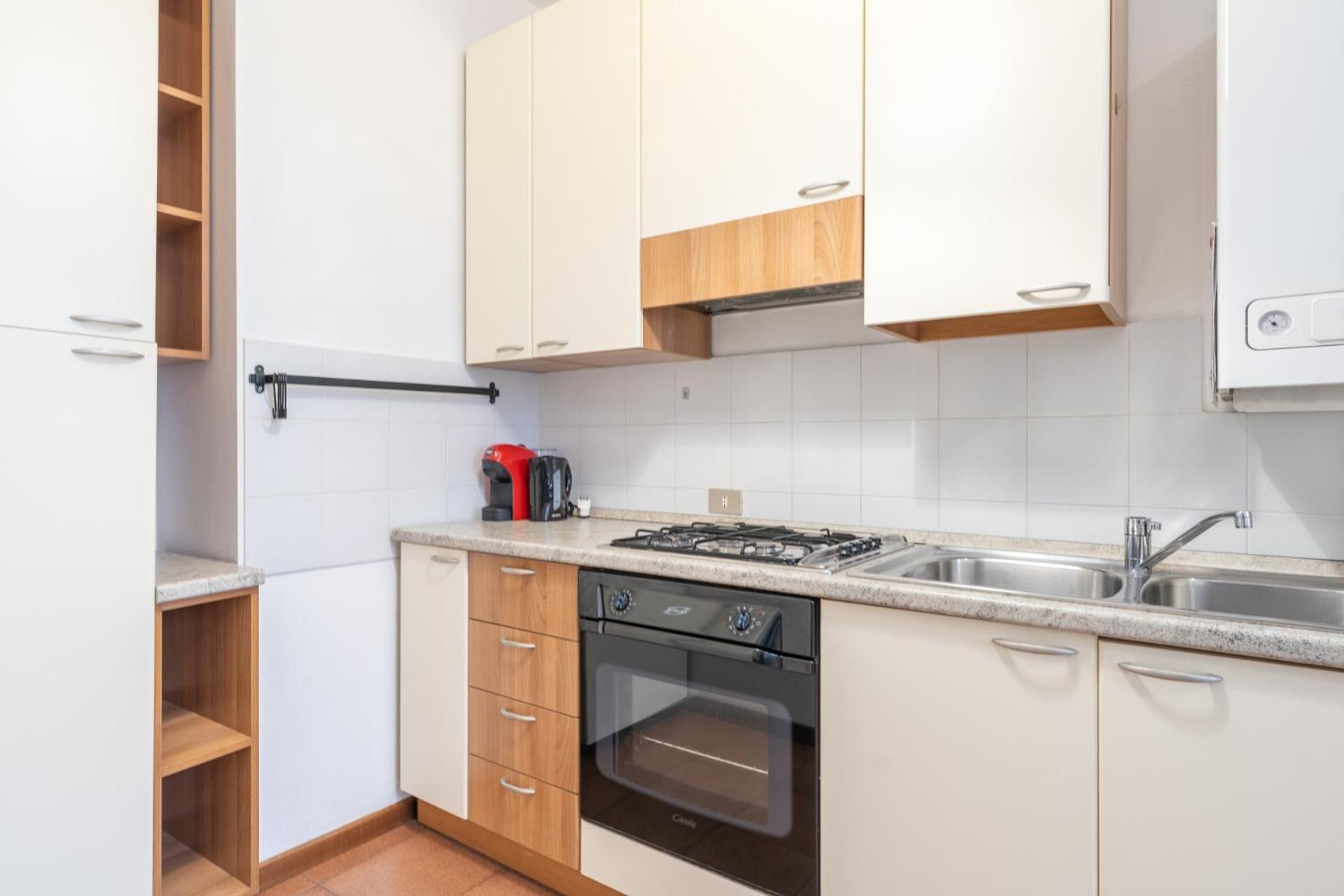 Large Family In A Fresh Area Of Apartment *